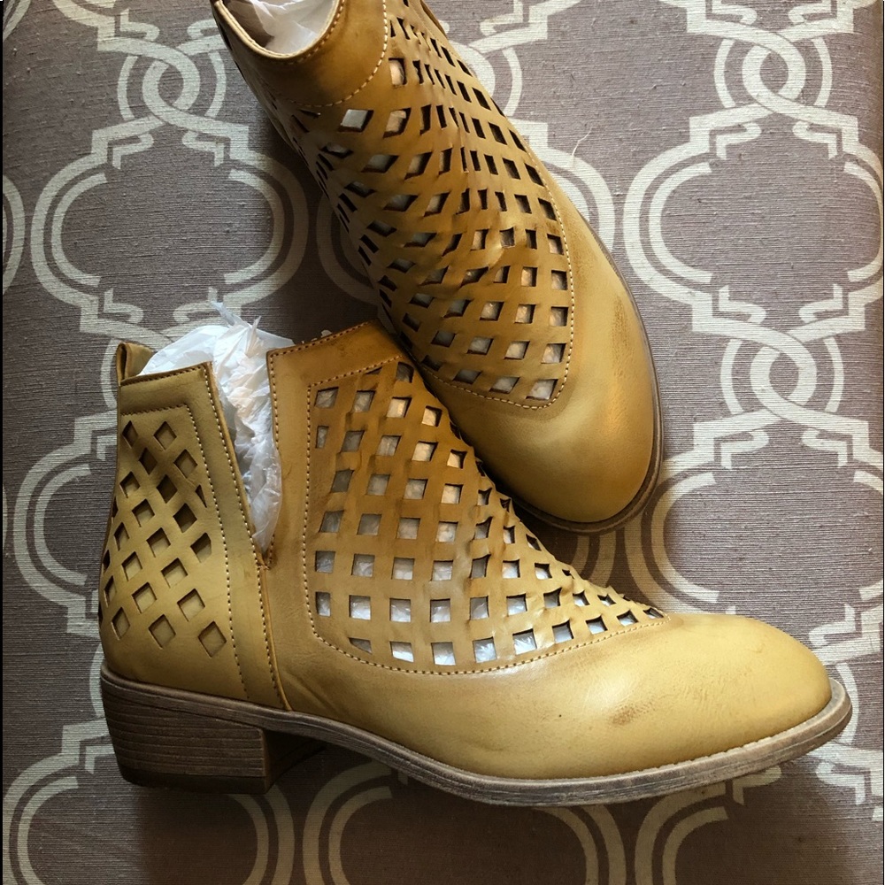 TG Mustard Slip On Leather Ankle Boots Size 7.5